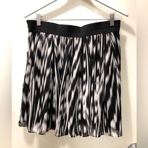 VINCE CAMUTO - black and white ‘Swing Skirt’ mini. Size 10